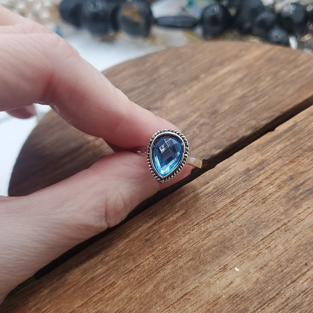 Elegant‎ Blue Teardrop Silver Tone Ring Size 6.5 R824